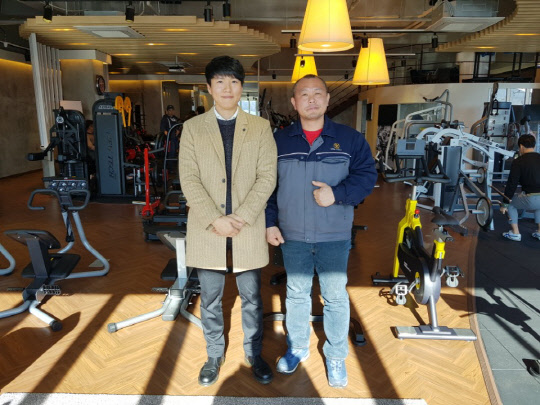 피트니스스타 머신을 함께 만들어낼 제이케이산업 김수현 대표와 뉴텍웰니스 변현정 대표(사진=제이케이산업 제공)